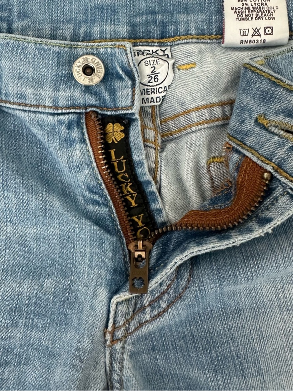 Lucky Brand Light Wash Low rise Bootcut jeans 26
